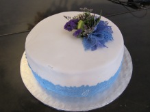 Samostatné parto ke svatebnímu dortu s živými květinami