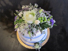 Svatební dort s živými květinami a jedlou krajkou