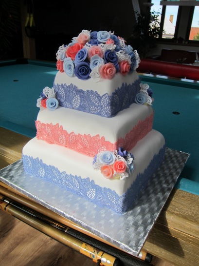 Svatební dort s marcipánovými květy - třípatrový