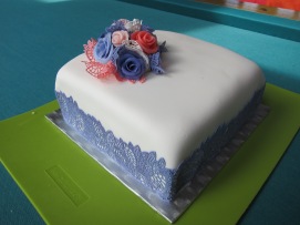Svatební dort s marcipánovými květy - jednopatrový