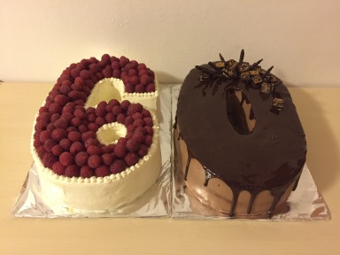 Ideální řešení dortu pro velkou skupinu lidí, každý si může vybrat podle sebe. Číslo "6" - lehký dort se hromadou malin Číslo "0" - čokoládový dort s vištěmi naloženými v rumu