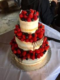 Polonahý svatební dort se stékající čokoládou a ovocem