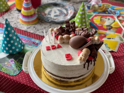 Čokoládový dort se smetanovým krémem zdobený kinder čokoládou
