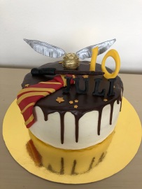 Malinový dort s čokoládovým dripem a ozdobami z fondánu