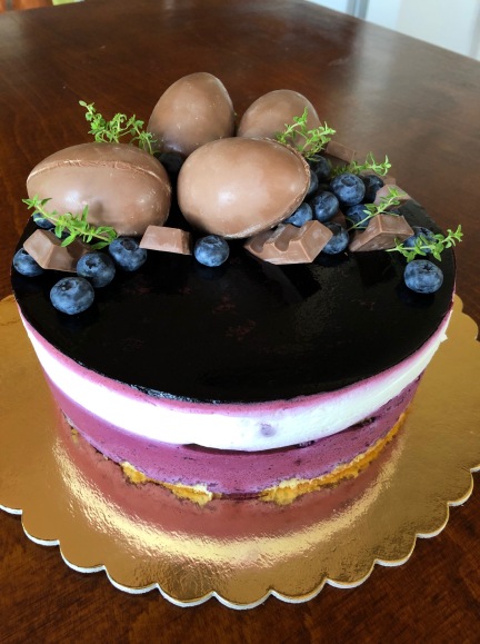 Borůvkový dort s kindervajíčky s překvapením v podobě bakuganů - 4 roky, 4 vajíčka, 4 bakugani